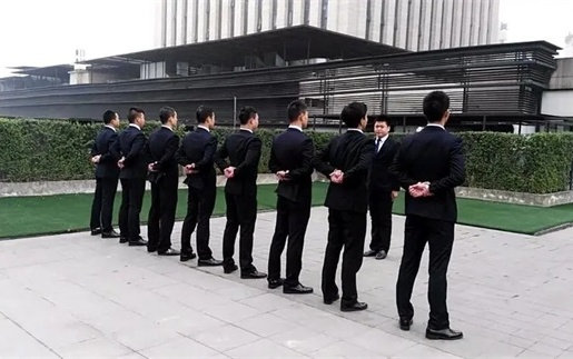 深圳揭秘：如何选择靠谱的收债公司？老司机给你支招